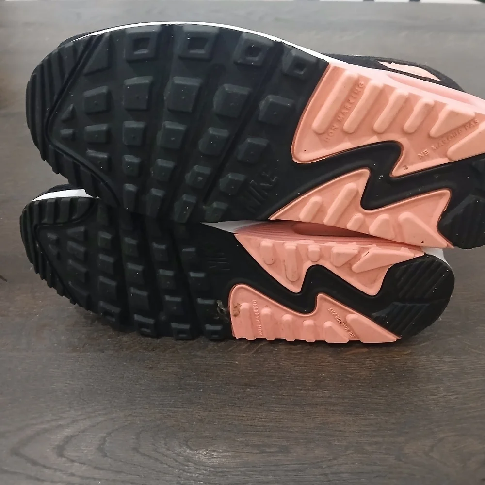 Nike Air Max 90 Leather GS Black Sunset Pulse Size:7Y Girls Sneakers